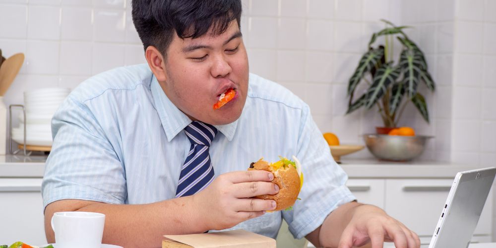 Diet-failure-man_eating-fast-food.jpg