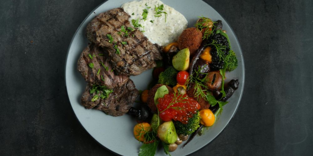 Meal-with-Beef-on-Plate_1.jpg