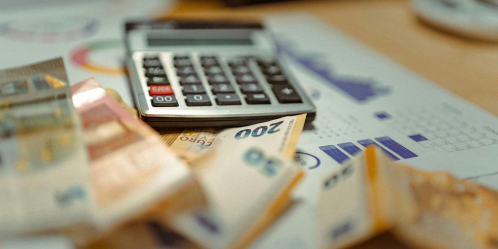 banknotes-receipts-budget-expenses.jpg