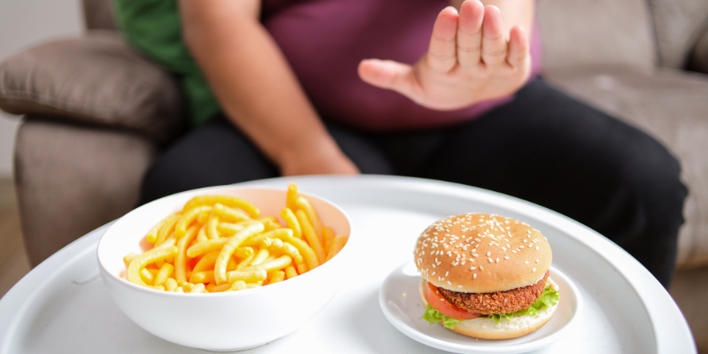 man-avoiding-fast-food.jpg