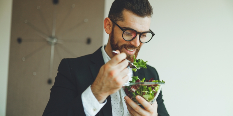 man-eating-healthy-salad.jpg