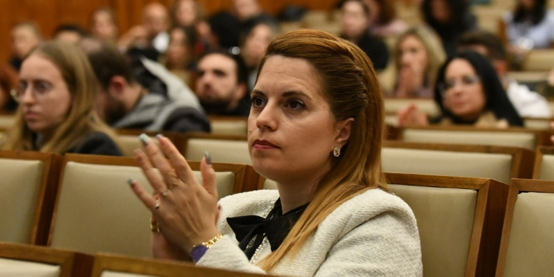 synedroi-parakolouthisi-omilion.jpg