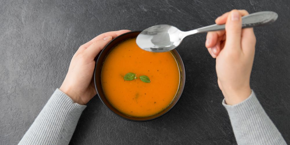 zesti tomatosoupa gia xeimona