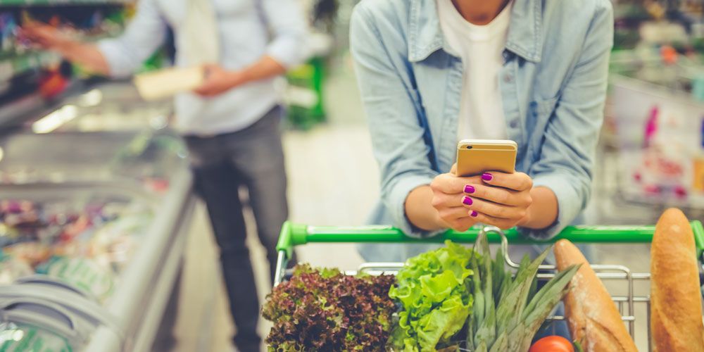 gynaika pou kanei pswnia sto supermarket