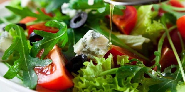 salata me laxanika kai elaiolado