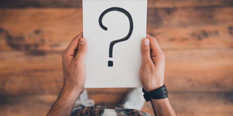 andras pou krata xarti me erwthmatiko