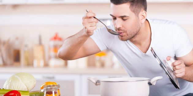 &Gamma;&iota;ώ&rho;&gamma;&omicron;&sigmaf; &Mu;&pi;ό&sigma;&kappa;&omicron;&upsilon;: &laquo;&Mu;&pi;&omicron;&rho;&omicron;ύ&mu;&epsilon; &nu;&alpha; &pi;&alpha;&nu;&tau;&rho;έ&psi;&omicron;&upsilon;&mu;&epsilon; &gamma;&epsilon;ύ&sigma;&eta; &kappa;&alpha;&iota; &delta;ί&alpha;&iota;&tau;&alpha;, &mu;&epsilon; &kappa;&omicron;&upsilon;&mu;&pi;ά&rho;&omicron; &tau;&eta;&nu; &pi;&omicron;&iota;&kappa;&iota;&lambda;ί&alpha; &kappa;&alpha;&iota; &pi;&alpha;&pi;ά &tau;&omicron; &mu;έ&tau;&rho;&omicron;&raquo;