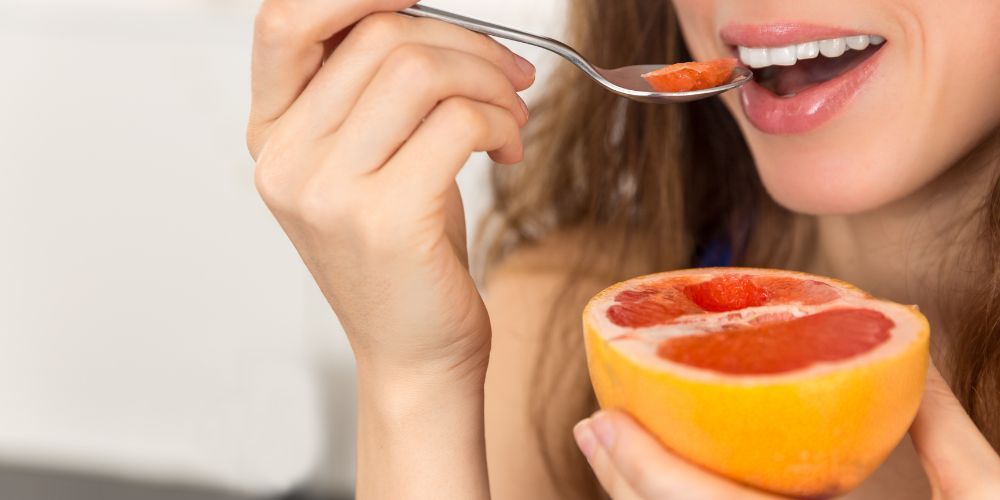 woman-eating-grapefruit