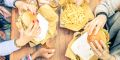 anthrwpoi pou trwne fast food