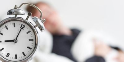 i proteini sto vradino voithaei i dyskoleyei ton ypno