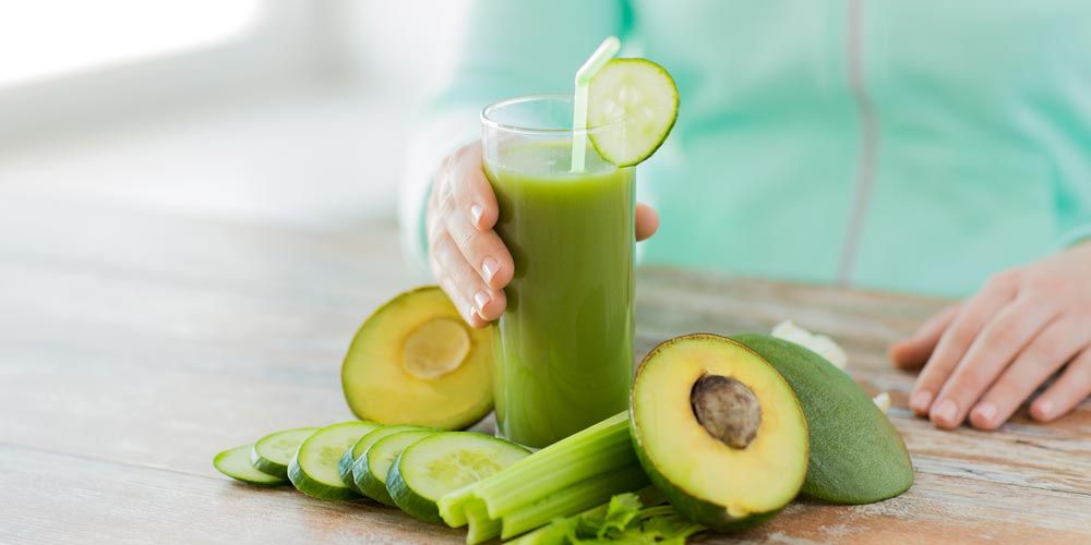 gynaika pou pinei smoothie laxanikwn avocado agouri seleri