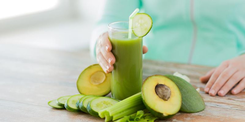 gynaika pou pinei smoothie laxanikwn avocado agouri seleri