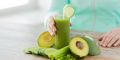 gynaika pou pinei smoothie laxanikwn avocado agouri seleri