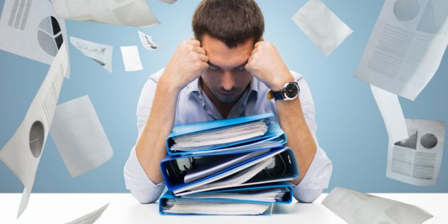 andras pou skeftete panw sto grafeio tou