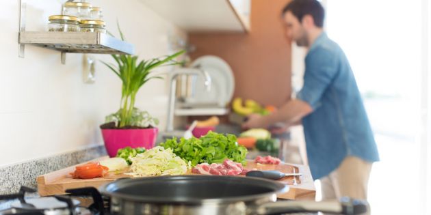 andras se kouzina plenei laxanika