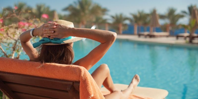 Ο Συνδυασμός Ηλιοθεραπείας και Υπερφαγίας: Τι λέει ο εγκέφαλος;