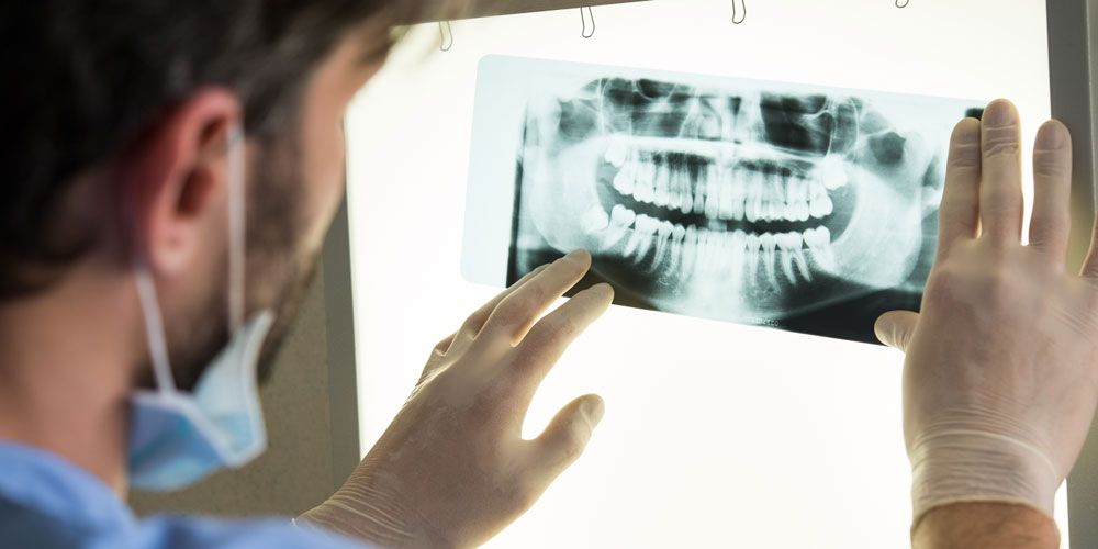 odontiatros periodontologos pou koitazei plaka odontostoixeias