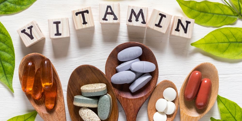 poies vitamines exantlountai apo thn makroxronia xrhsh kortizonhs