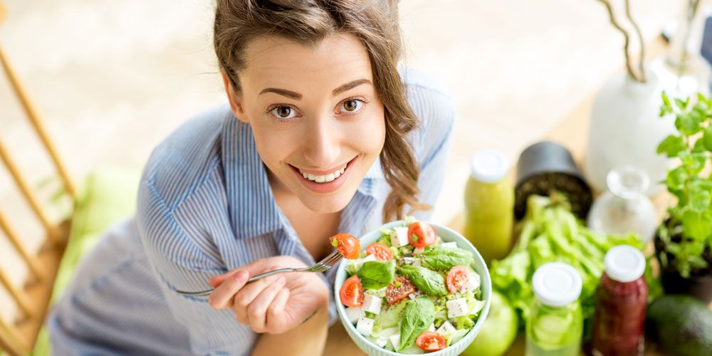 gynaika pou etoimazetai na faei salata laxanikwn