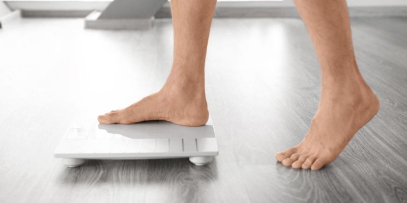 andras pou anevainei se zygaria