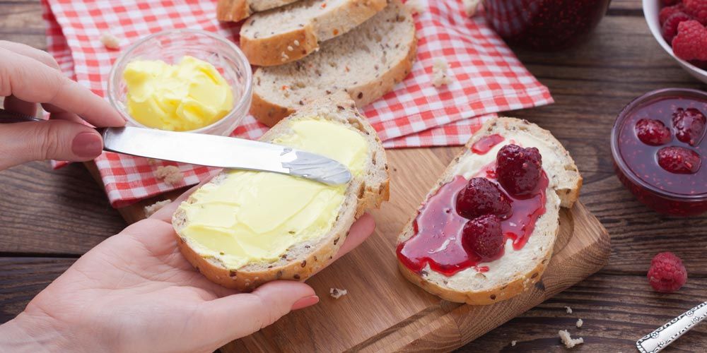 prwino me margarinh kai freskia marmelada