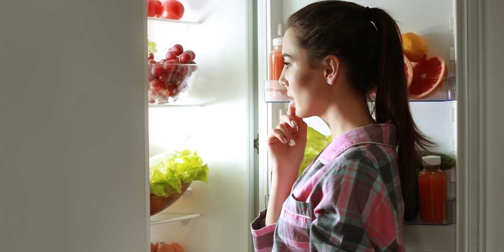 Τι ευθύνεται για τις νυχτερινές επισκέψεις στο ψυγείο;