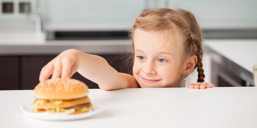 Τι κάνει τα παιδιά να λατρεύουν το «fast food»;