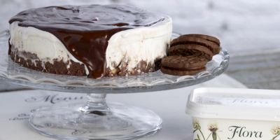 Τούρτα παγωτό βανίλια με βάση από σοκολατομπισκότο